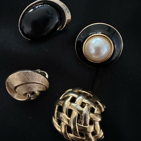 Vintage Bundle of SINGLE Earrings Signed Monet/Trifari (14) - Picture 4 of 7